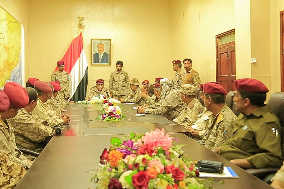 رئيس هيئة الأركان يعقد اجتماعاً موسعاً بقيادة وزارة الدفاع 