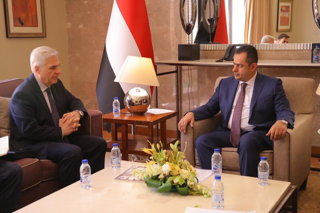 رئيس الوزراء يستقبل السفير الروسي ويبحثا مستجدات الأوضاع في اليمن 
