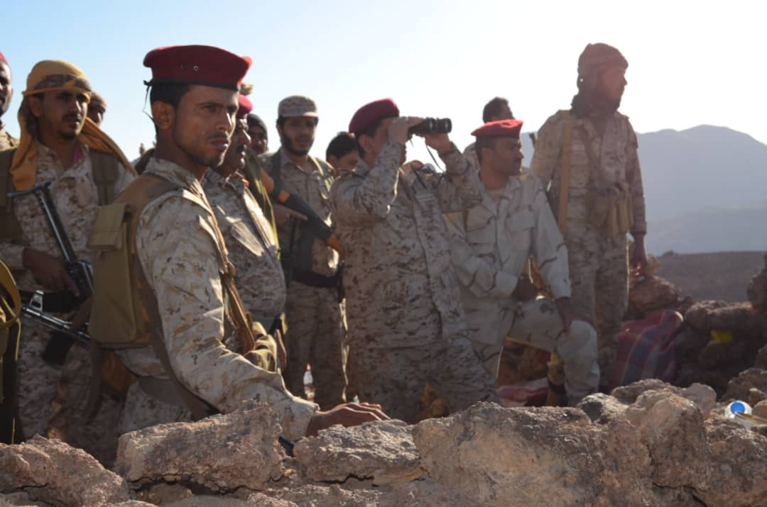 رئيس هيئة الأركان يطلع على سير العمليات العسكرية في جبهة صرواح 
