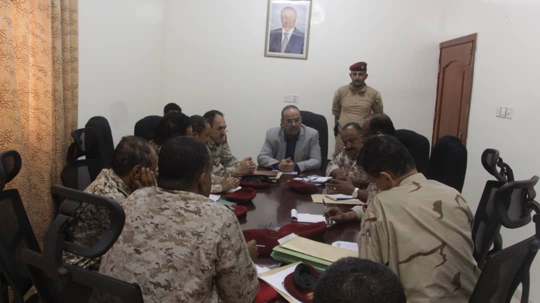 نائب رئيس الوزراء يعقد اجتماعاً موسعاً بعدد من قيادات وزارة الدفاع