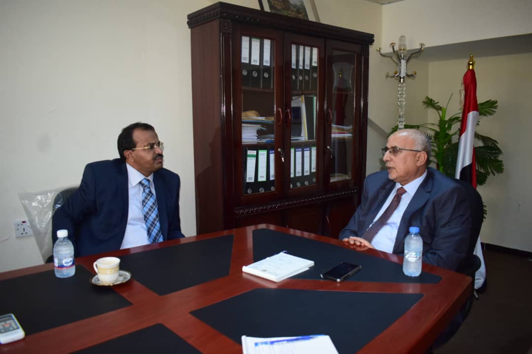 وزير الإدارة المحلية يناقش مع محافظ البيضاء الخطط التنموية في المحافظة 