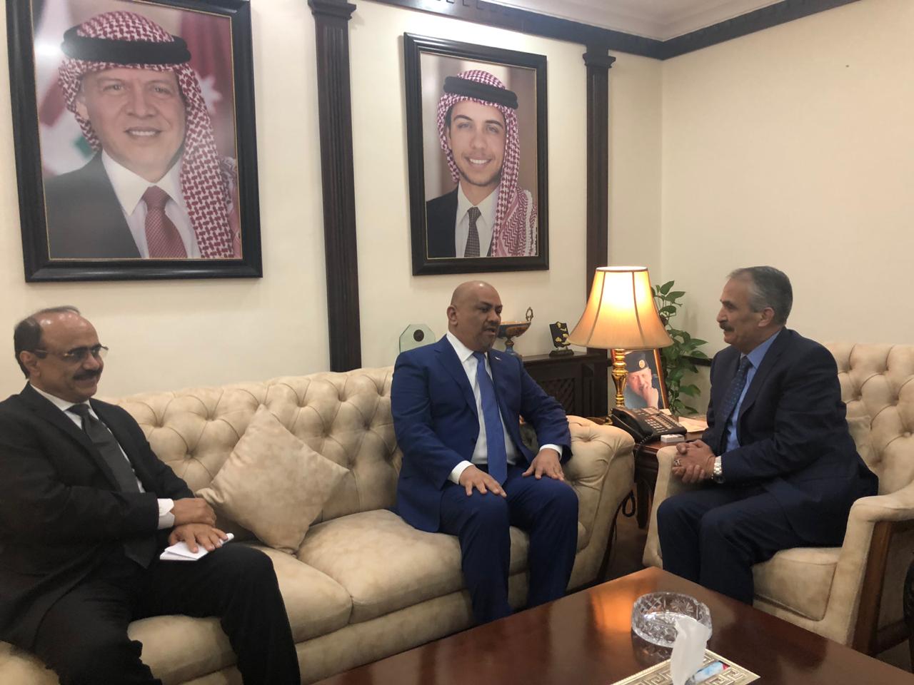 وزير الخارجية يناقش مع وزير الداخلية الأردني التسهيلات المقدمة لليمنيين