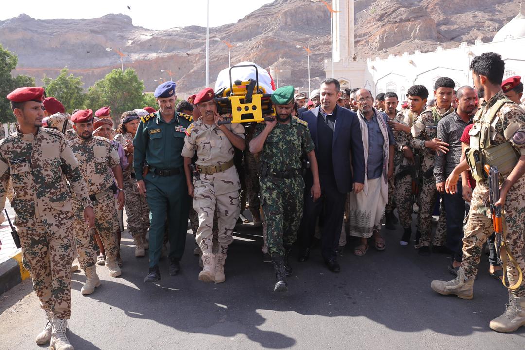 رئيس الوزراء وقيادات الدولة يؤدون صلاة الجنازة على الشهيد طماح في عدن