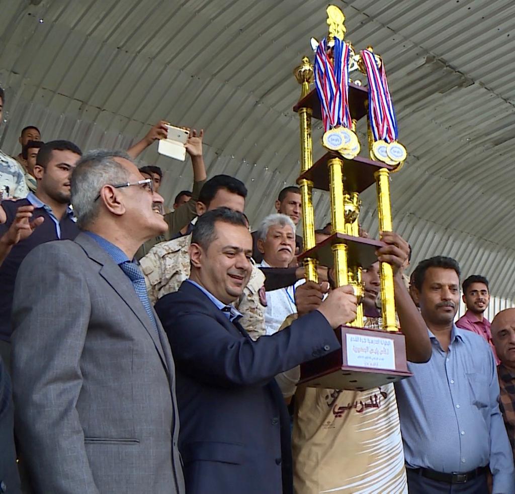رئيس الوزراء يكرم منتخب أبين بتتويجه ببطولة كأس رئيس الجمهورية للمدارس الثانوية