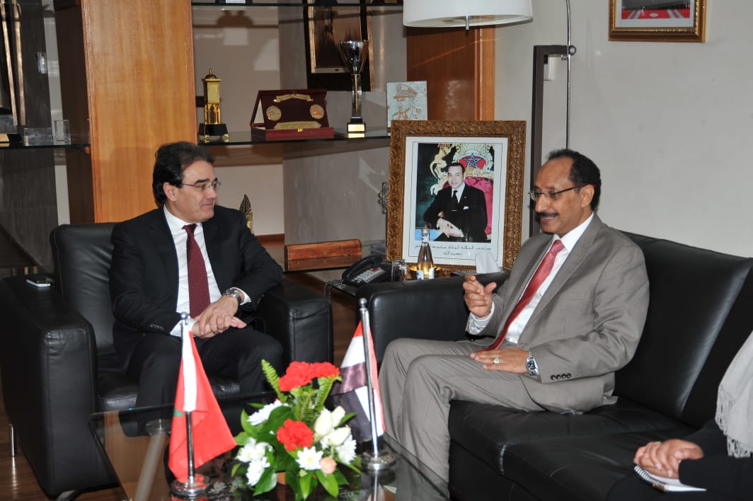سفير اليمن يبحث مع وزير الهجرة في المغرب كيفية تفعيل توصيات مراكش 