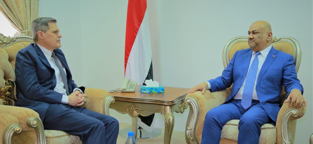 اليماني يبحث مع السفير الامريكي مستجدات العملية السياسية في اليمن
