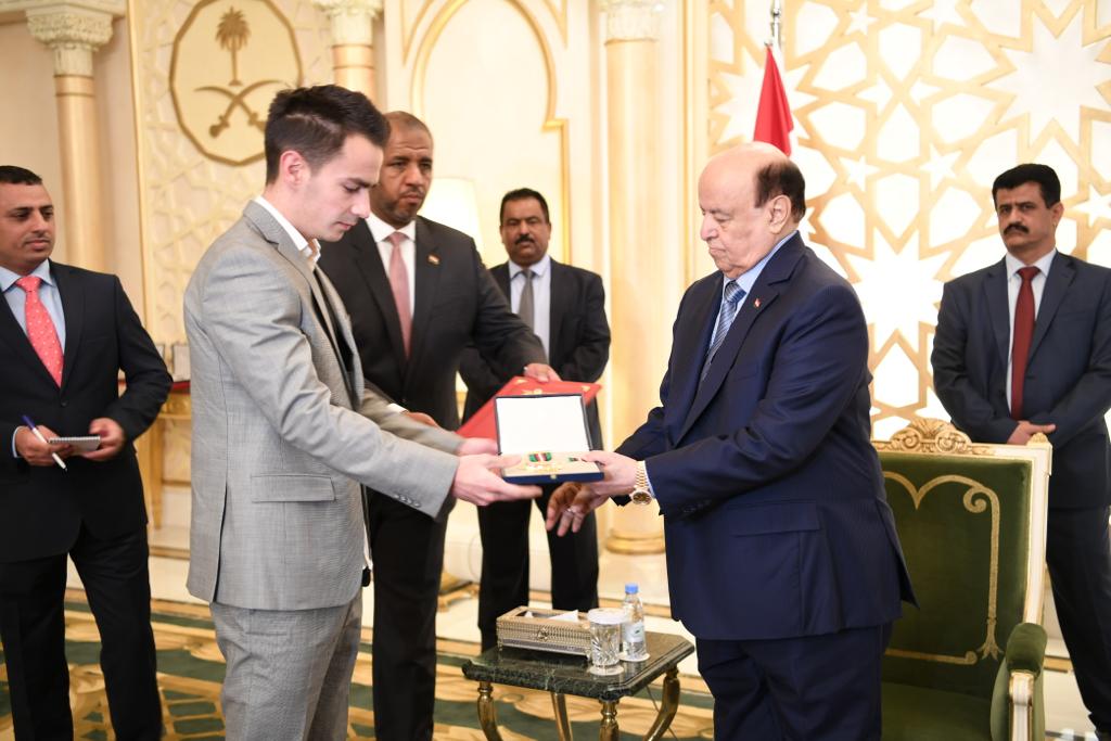 رئيس الجمهورية يمنح وسام الواجب لأسر ضحايا الألغام في مركز"مسام"