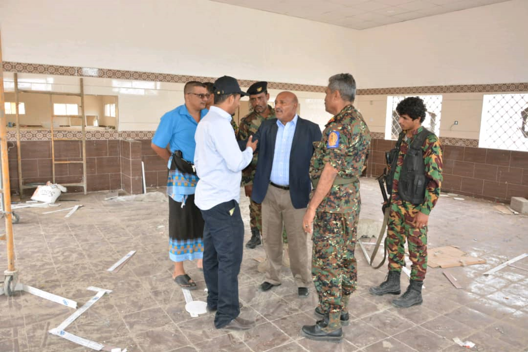 اللواء جابر يتفقد مشروع إعادة تأهيل معسكر قوات الأمن الخاصة بعدن