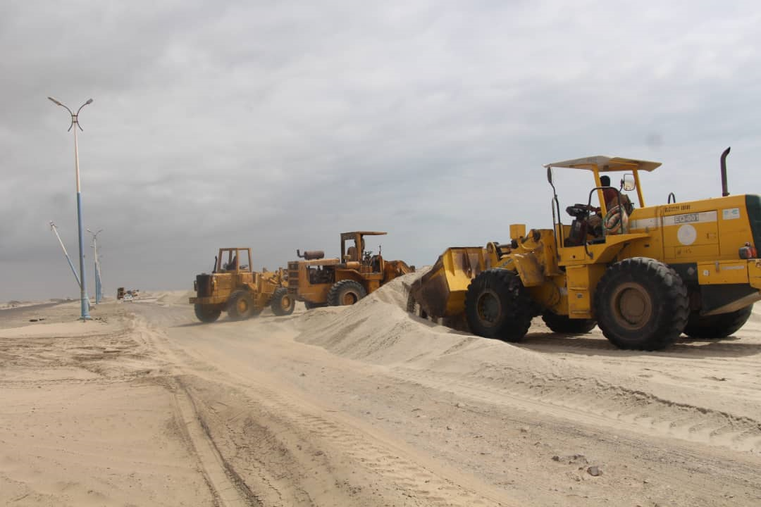 مؤسسة الطرق تدشن حملة لإزالة الكثبان الرملية من طريق عدن - أبين