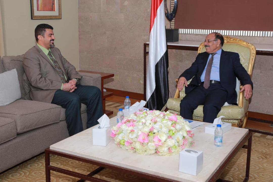 نائب الرئيس يستمع إلى جهود السلطة المحلية في العاصمة المؤقتة عدن