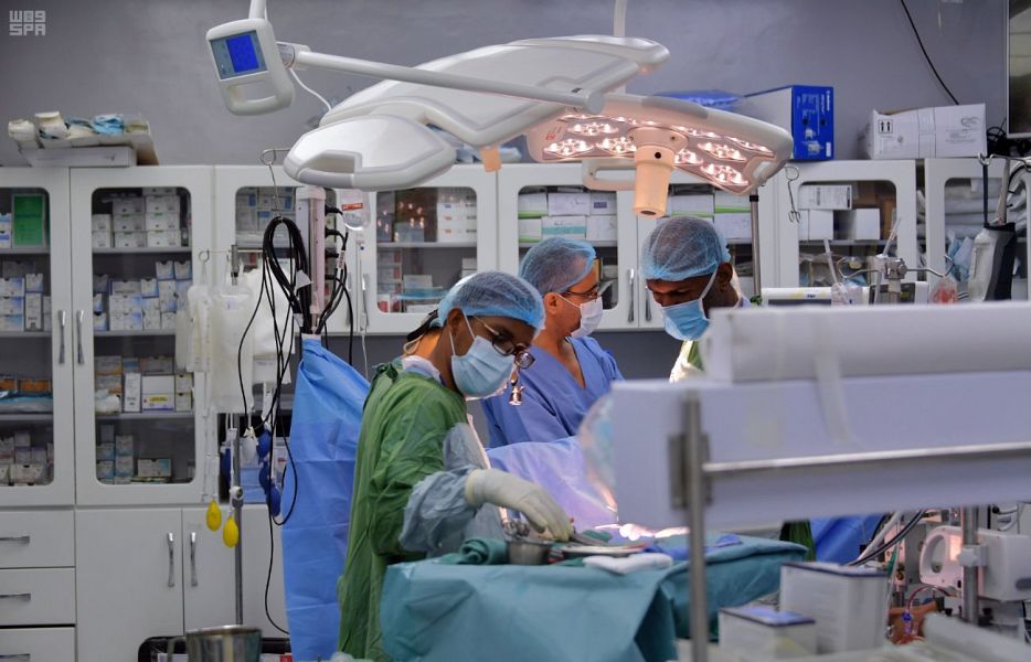 فريق طبي سعودي يجري عمليات قلب لاطفال يمنيين 