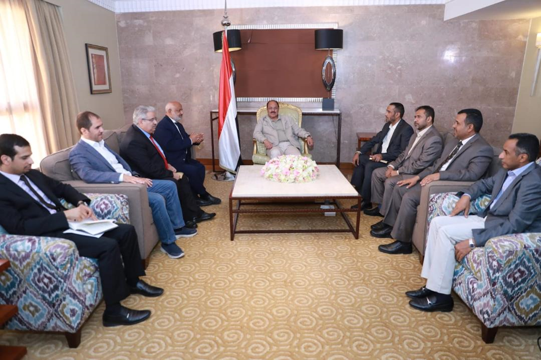 نائب الرئيس يلتقي أعضاء الفريق الحكومي في لجنة اعادة الانتشار في الحديدة