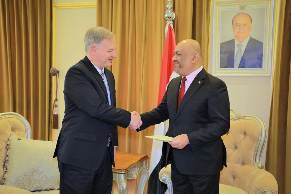 وزير الخارجية يتسلم نسخة من أوراق اعتماد سفير الولايات المتحدة لدى اليمن