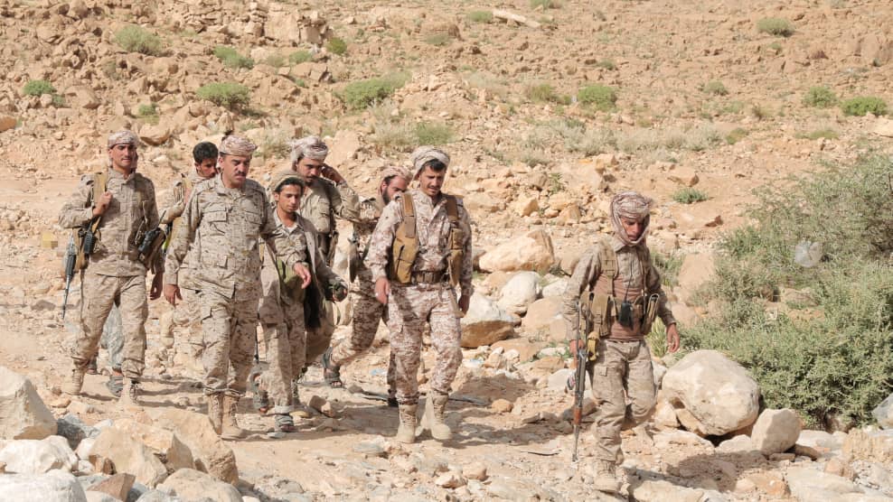 قائد المنطقة العسكرية السابعة يزور ابطال الجيش الوطني في الخطوط الامامية بنهم