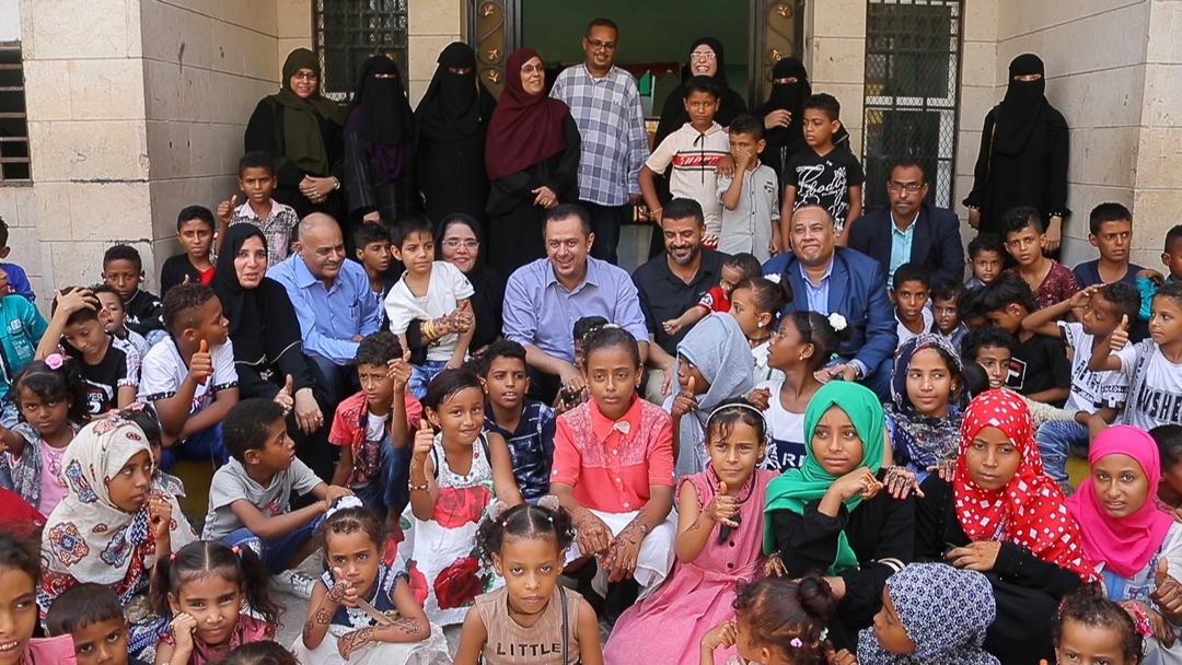 رئيس الوزراء يشارك أطفال مركز الطفولة الآمنة بعدن أفراح عيد الفطر