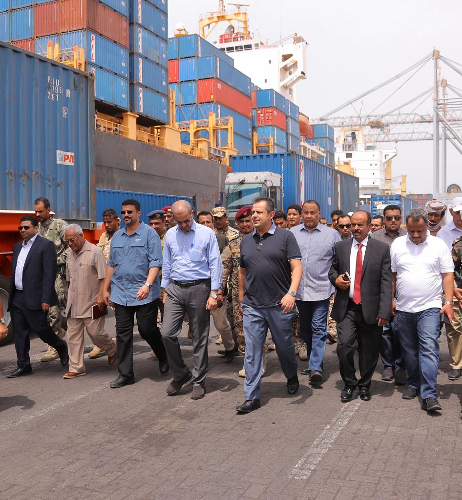 رئيس الوزراء يشدد على الدور الحيوي والمحوري لميناء عدن والمنطقة الحرة للنهوض بالقطاع الاقتصادي  
