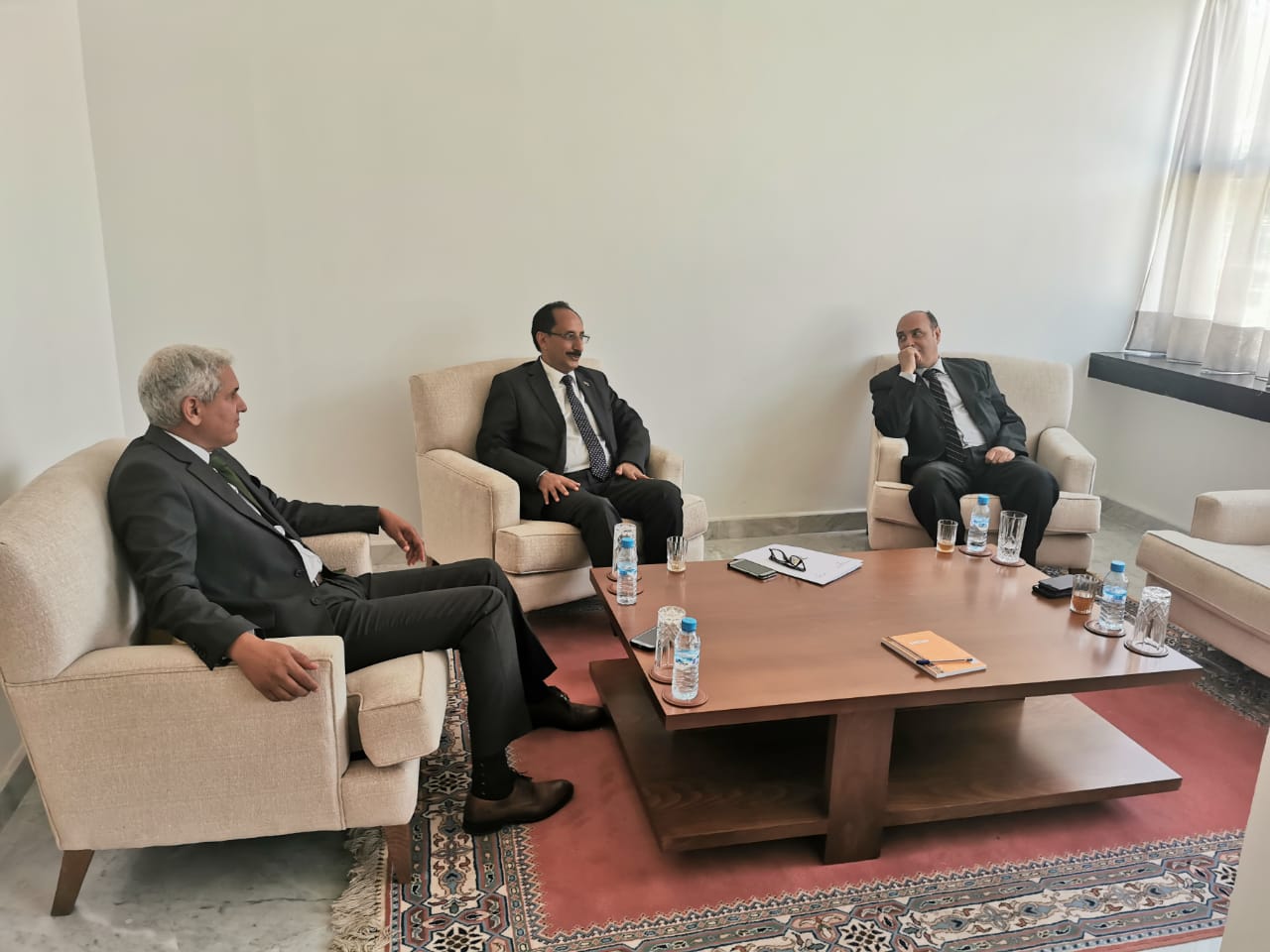 السفير الاصبحي يبحث مع مسؤول مغربي سبل تعزيز وتطوير العلاقات الثنائية بين البلدين 