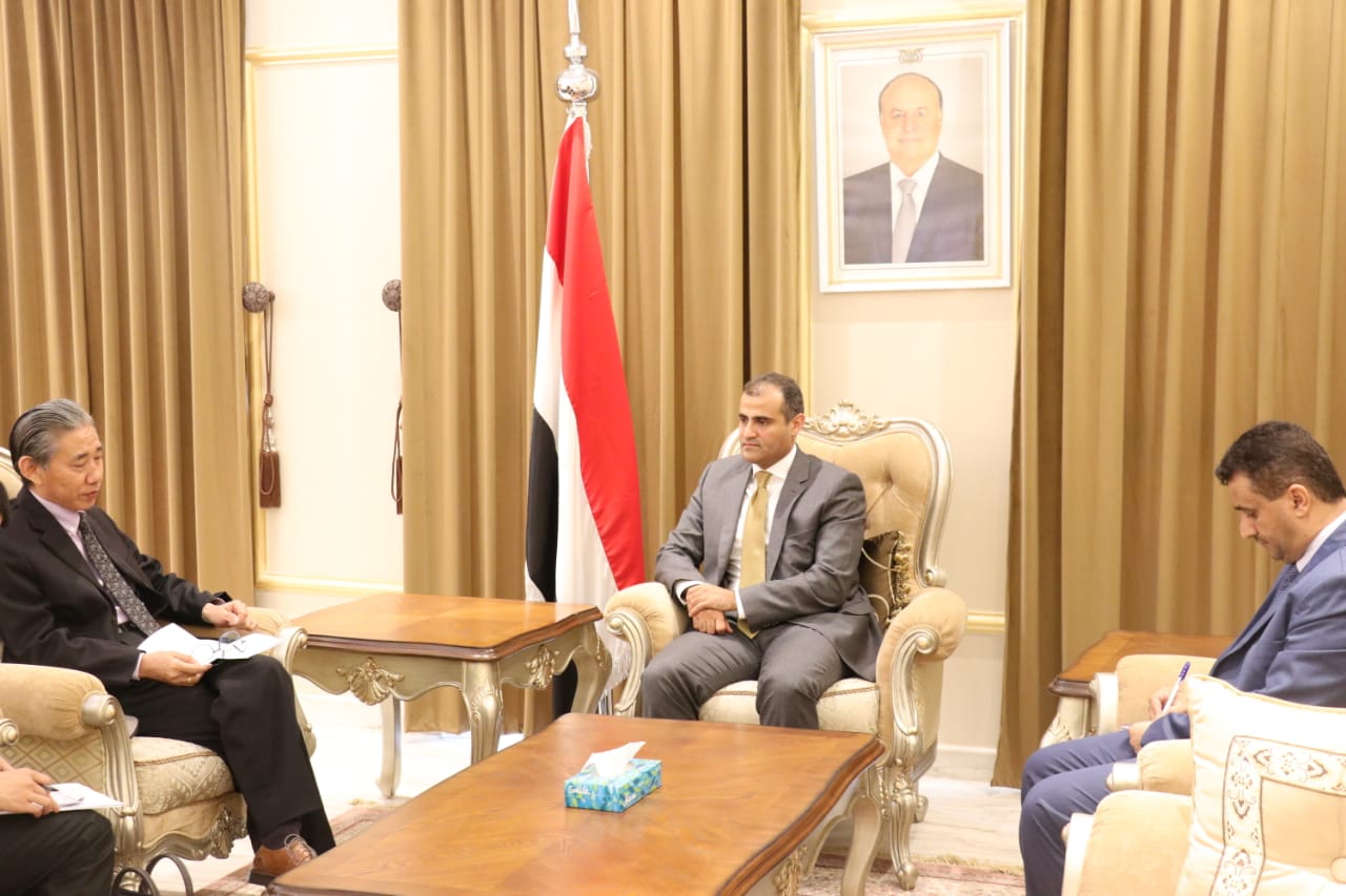 وزير الخارجية يلتقي السفير الصيني لدى اليمن