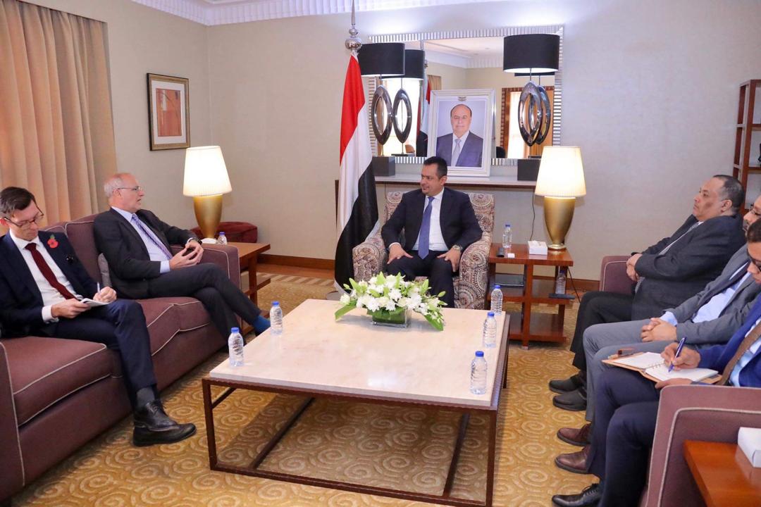 رئيس الوزراء يلتقي السفير البريطاني لدى اليمن
