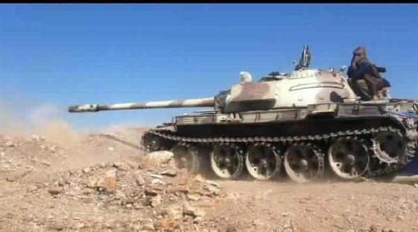 مدفعية الجيش الوطني تقصف تعزيزات لمليشيا الحوثي في جبهة مريس