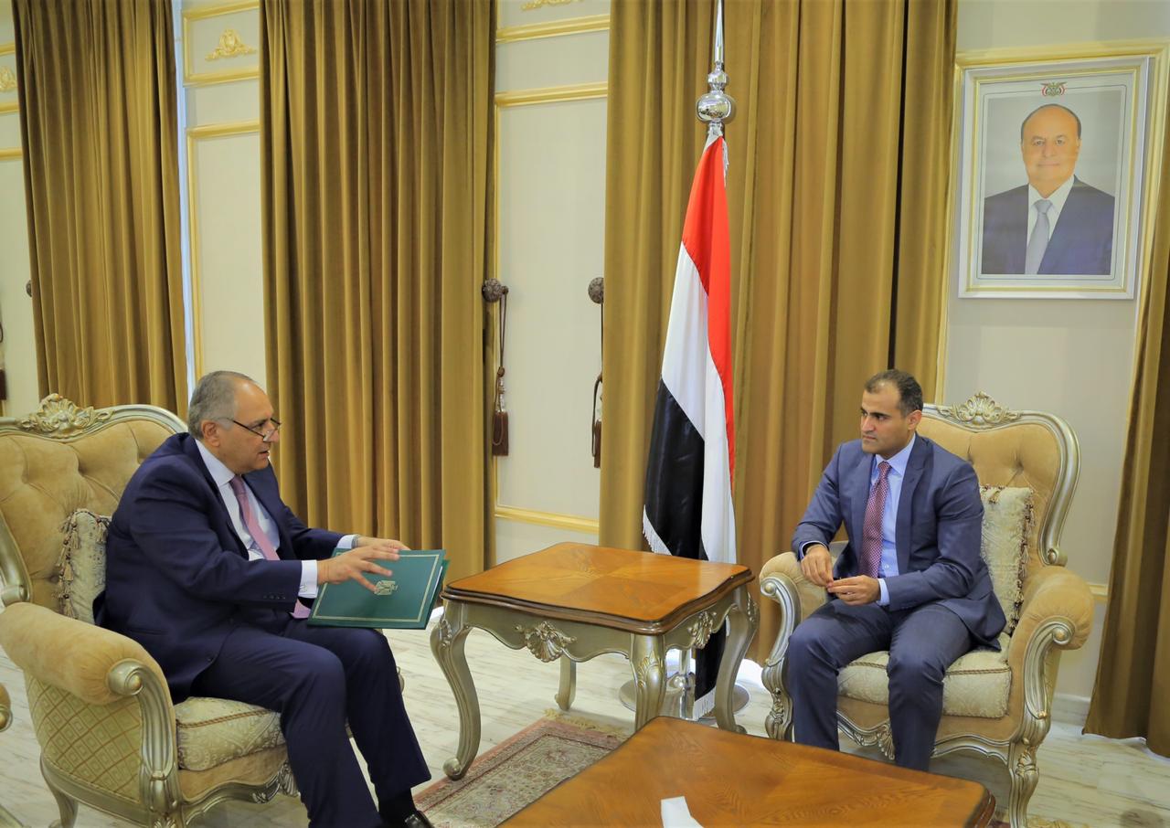 وزير الخارجية يبحث مع السفير المصري العلاقات الثنائية المتميزة  بين البلدين