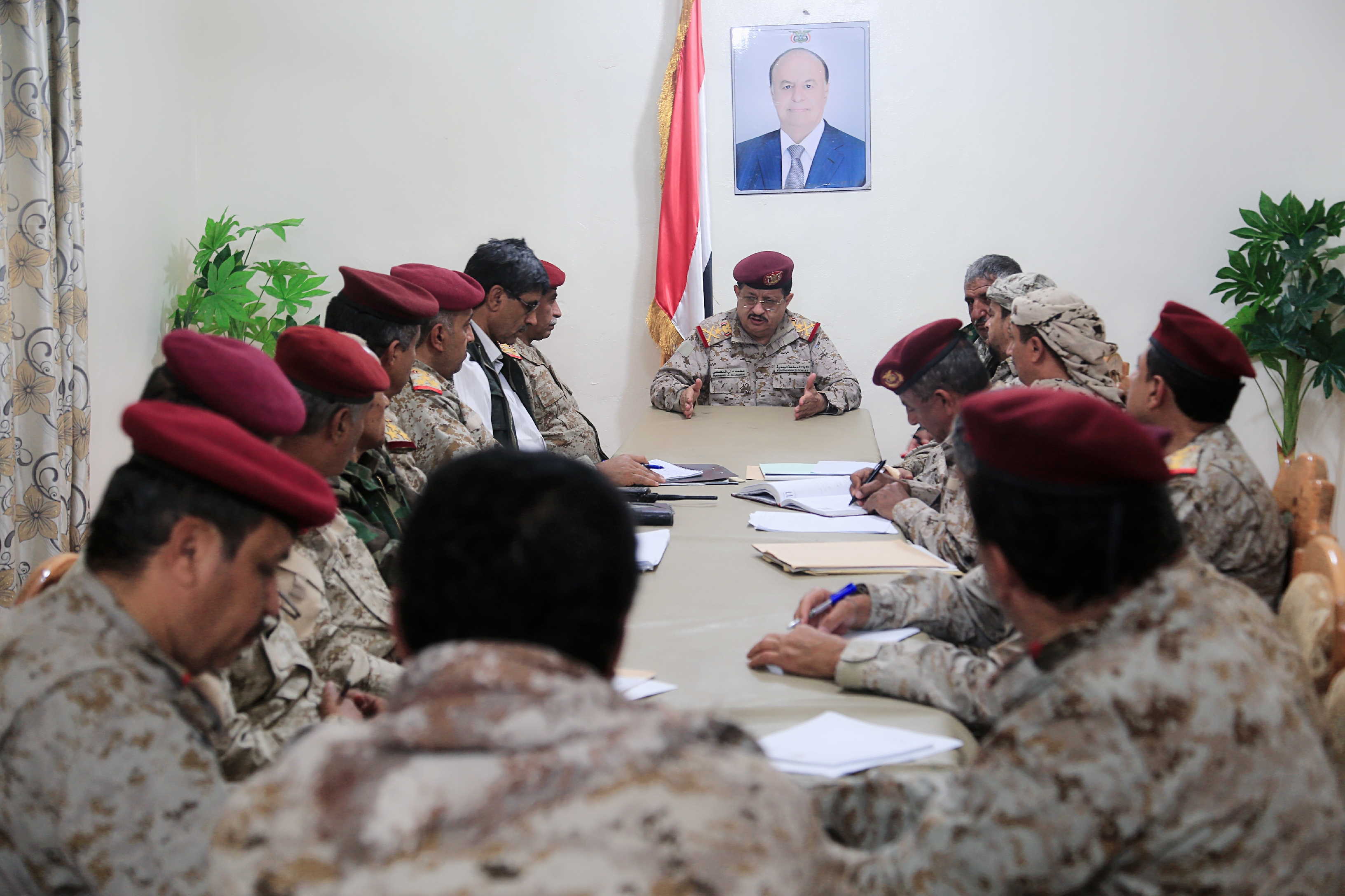 وزير الدفاع: المرحلة الراهنة تقتضي تضافر الجهود نحو استعادة الدولة وانهاء الانقلاب