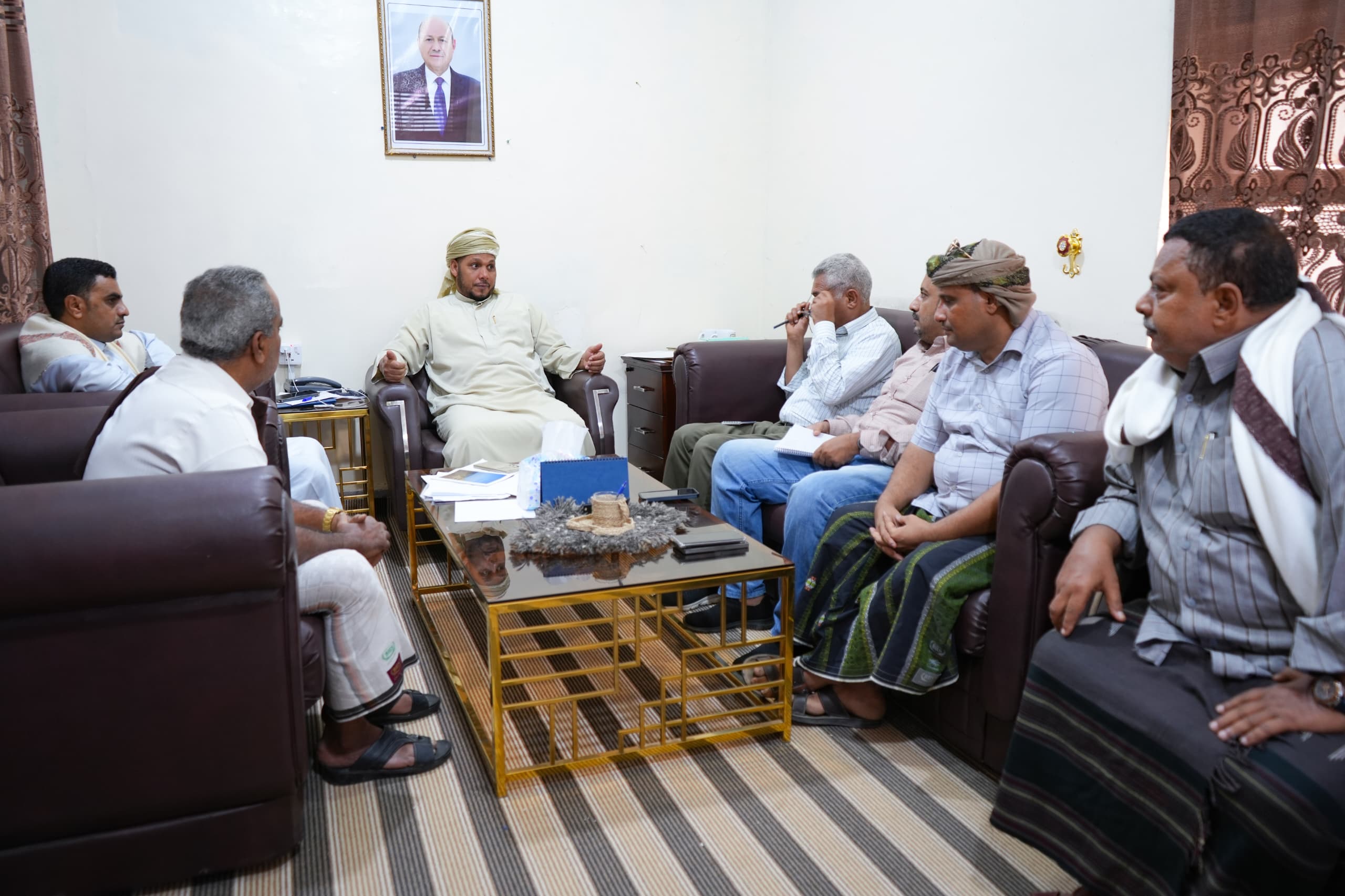 محافظ سقطرى يناقش مع فريق شركة النفط اليمنية جهود استئناف تشغيل فرعها بالمحافظة