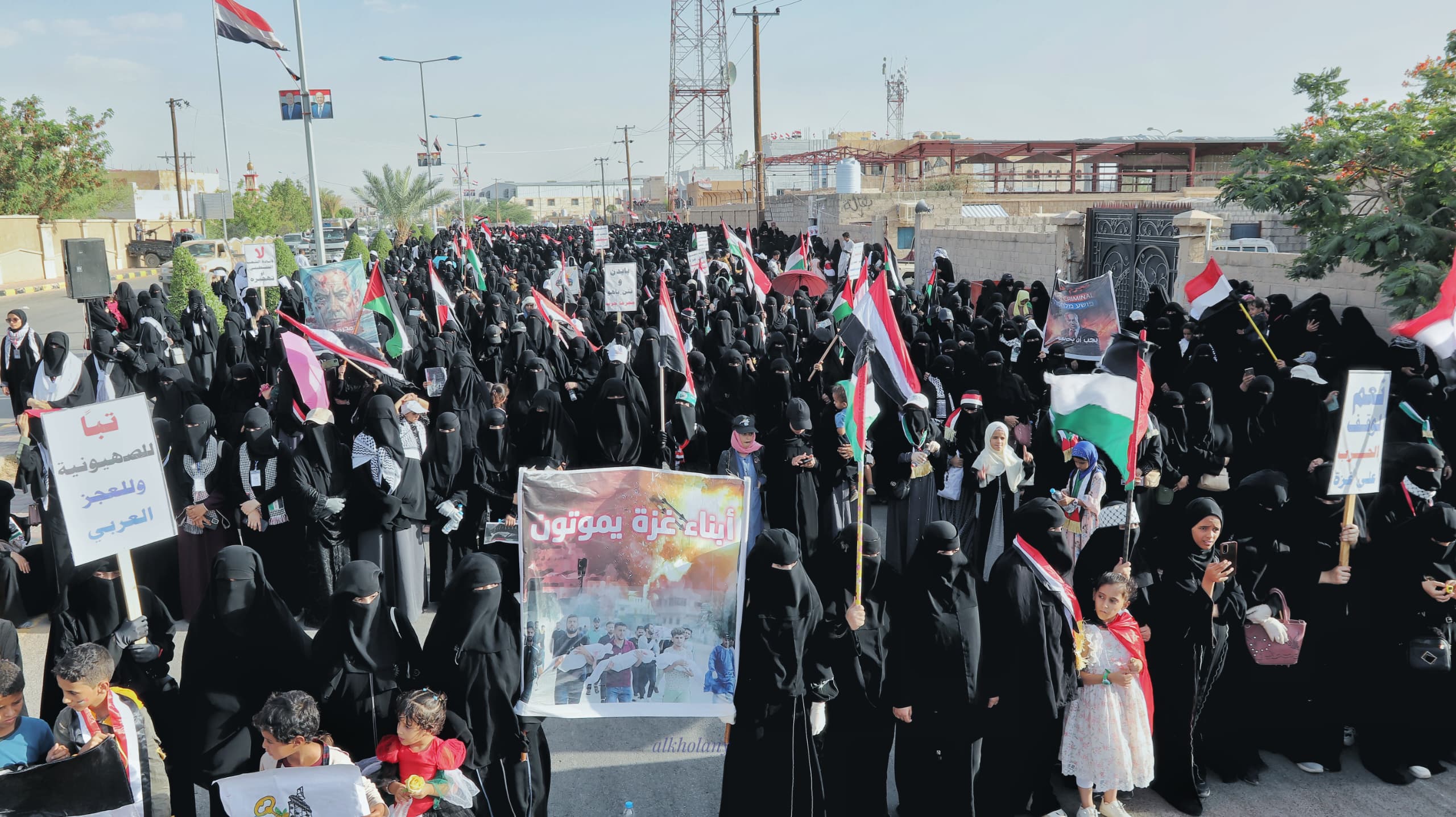 وقفة نسوية حاشدة في مأرب للتضامن مع أطفال ونساء غزة