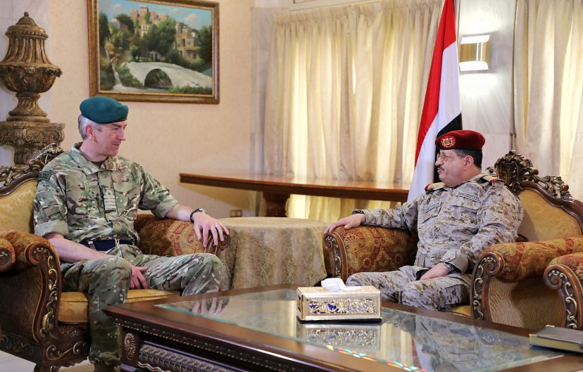 وزير الدفاع يبحث مع الملحقين العسكريين الامريكي والبريطاني تعزيز التعاون العسكري 