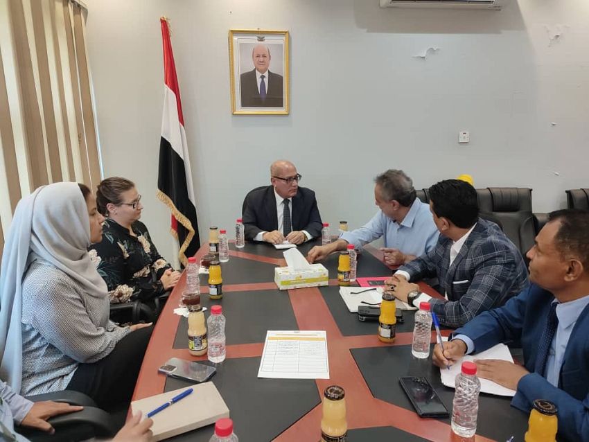 اجتماع برئاسة وزير وزارة الادارة المحلية يناقش تعزيز الحكم المحلي الشامل وبناء السلام في اليمن