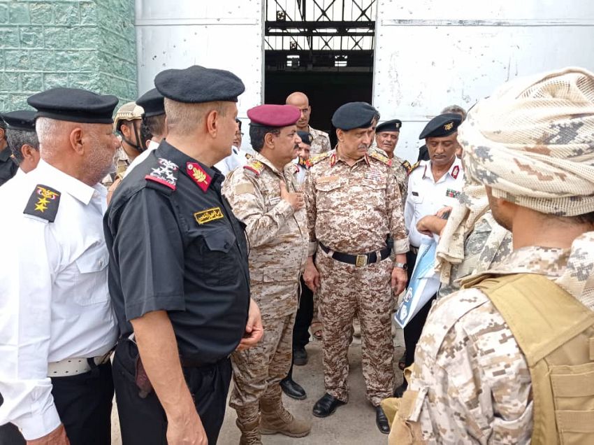 وزير الدفاع يتفقد قيادة القوات البحرية والقاعدة البحرية في عدن