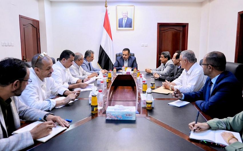 رئيس الوزراء يرأس اجتماع لمتابعة وتقييم مستوى تنفيذ المشاريع الخدمية في عدن