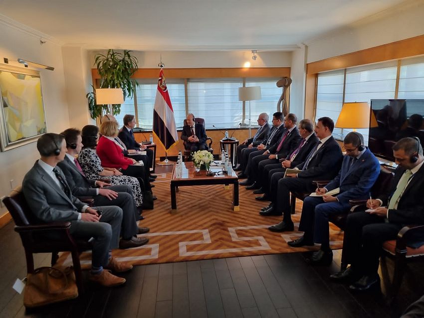 رئيس مجلس القيادة الرئاسي يبحث ووكيل الامين العام للامم المتحدة الوضع الانساني في اليمن
