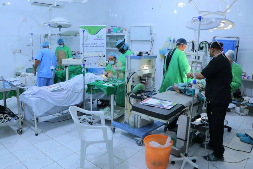 استفادة ٨٠٠ مريض من  المخيم الجراحي الـ 17 لجراحة وطب العيون بحضرموت