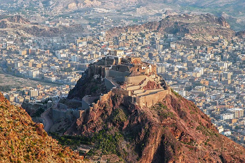السلطة المحلية بتعز: المبادرة الاستعراضية الغامضة للمليشيات الحوثية هي مناورة جديدة لتبرير استهداف المدينة 