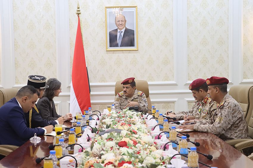 وزير الدفاع يلتقي في عدن سفيرة فرنسا لدى اليمن