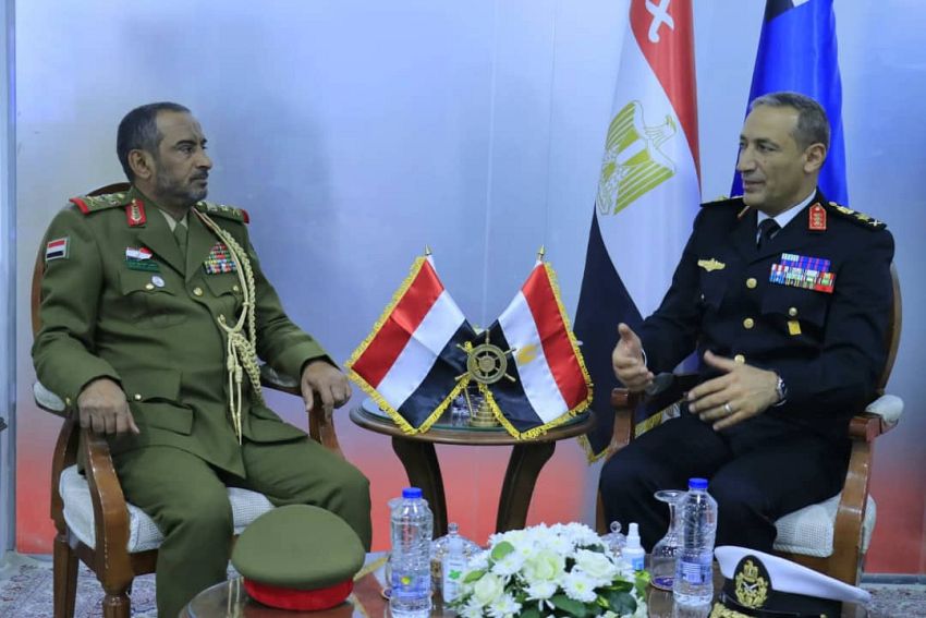 رئيس الاركان يبحث مع قائدي القوات البحرية والجوية المصرية التعاون العسكري بين البلدين 