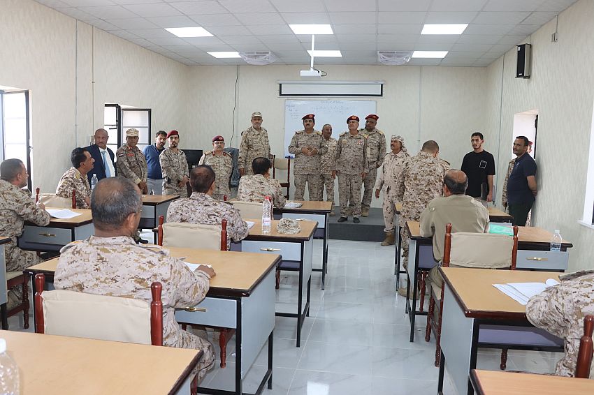 وزير الدفاع يتفقد العملية التعليمية والأكاديمية في الكلية الحربية وكلية القيادة والاركان