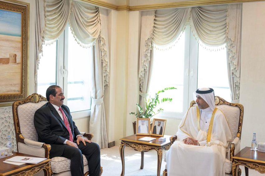 وزير الداخلية يلتقي مع وزير الدولة للشؤون الداخلية بدولة قطر 