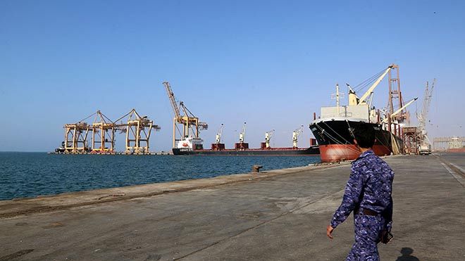  اعتداءات مليشيات الحوثي على السفن ترفع اسعار الشحن البحري وتهدد بمجاعة في اليمن 