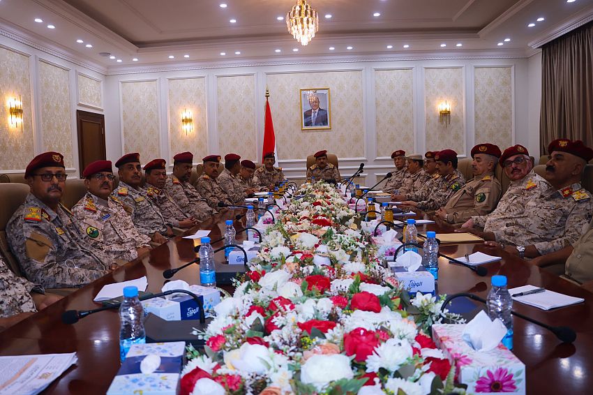 وزير الدفاع يترأس اجتماعا موسعا لقيادة القوات المسلحة