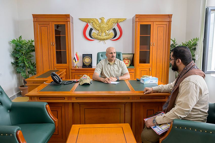 عضو مجلس القيادة طارق صالح يطلع على جهود واوضاع السلطة المحلية في الوازعية