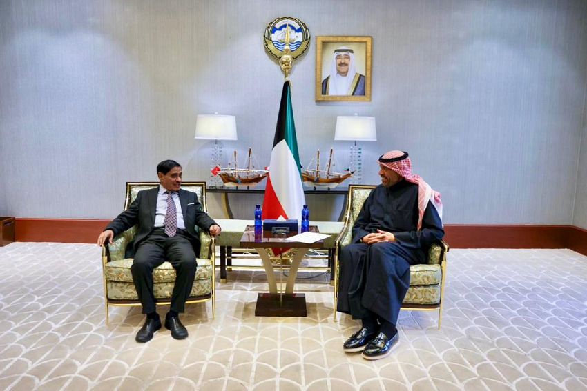 عضو مجلس القيادة الرئاسي البحسني يبحث مع وزير خارجية الكويت آفاق التعاون المشترك بين البلدين