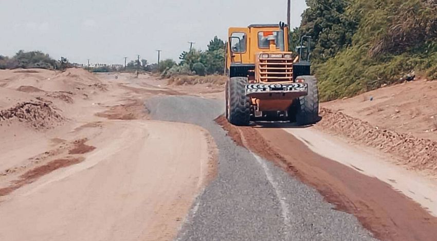 جهود حكومية لفتح الطرق المتضررة بالرياح والأمطار والسيول في لحج وأبين وشبوة 