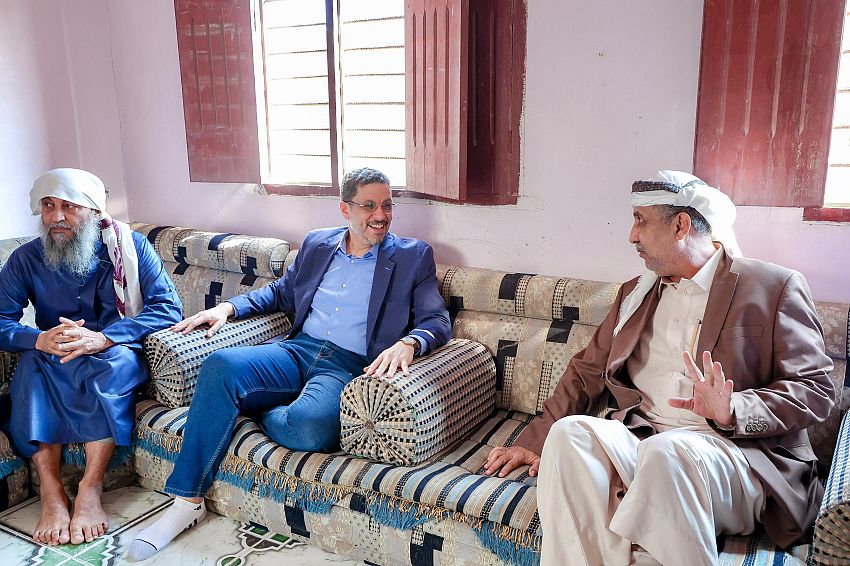 رئيس الوزراء يزور أسرة الشهيد اللواء علي ناصر هادي قائد المنطقة العسكرية الرابعة الأسبق في ذكرى تحرير عدن