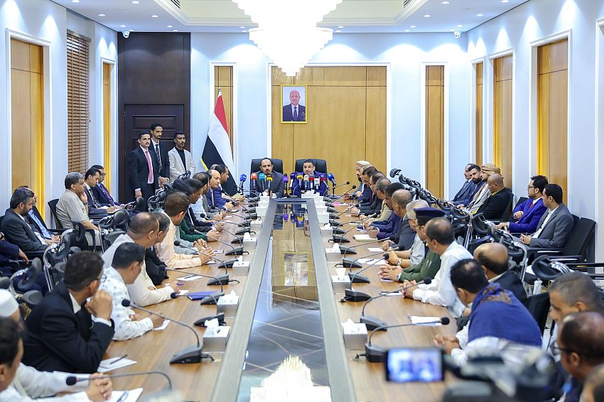 رئيس الوزراء يترأس اجتماع لقيادات السلطة المحلية والتنفيذية في حضرموت