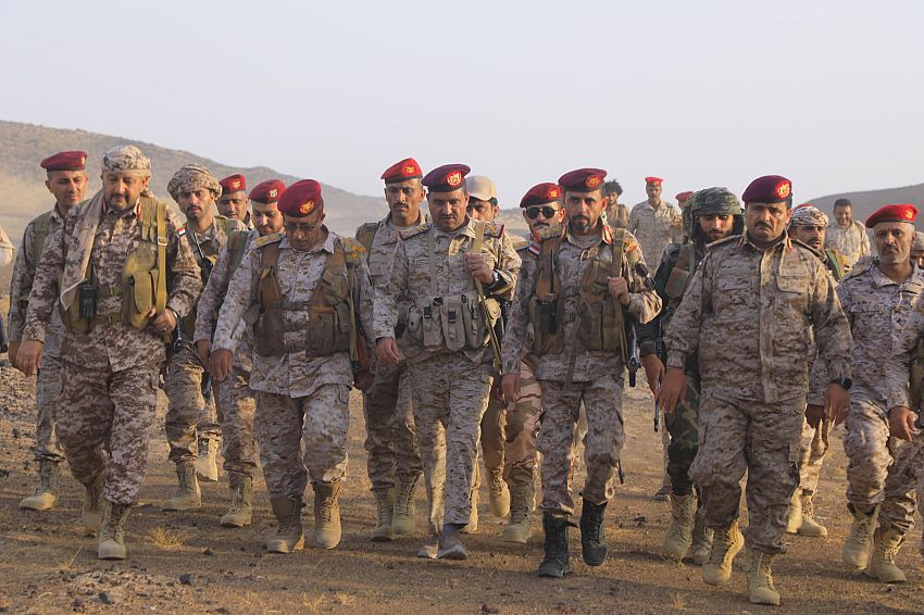 قائد المنطقة العسكرية السابعة يتفقد المقاتلين الأبطال بالجبهة الغربية لمحافظة مارب 