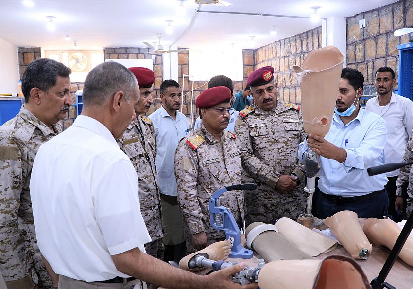 المفتش العام يزور مركز العلاج الطبيعي والأطراف الصناعية ويطّلع على الخدمات الطبية المقدمة لجرحى الجيش