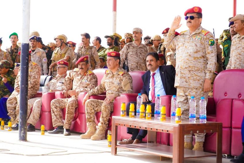 وزير الدفاع ومحافظ شبوة يشهدان عرضاً عسكرياً مهيباً في محور عتق