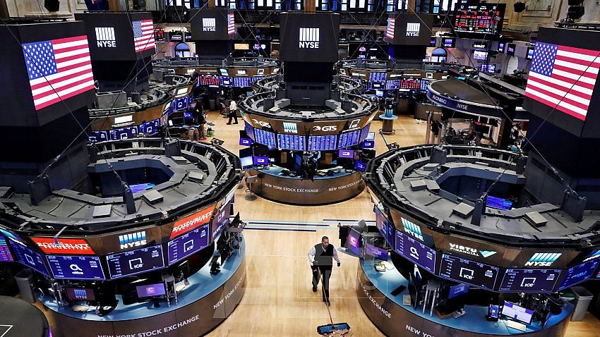 مؤشرات الاسهم الامريكية تغلق دون تغيير واشنطن - سبأنت. اغلقت مؤشرات الاسهم الامريكية في بورصة وول ستريت دون تغيير بعد أن قلل تقرير الوظائف الأقوى من المتوقع من المخاوف إزاء الاقتصاد.. وانخفض "ستاندرد اند بورز 500" بواقع 0.93 نقطة أو 0.0 